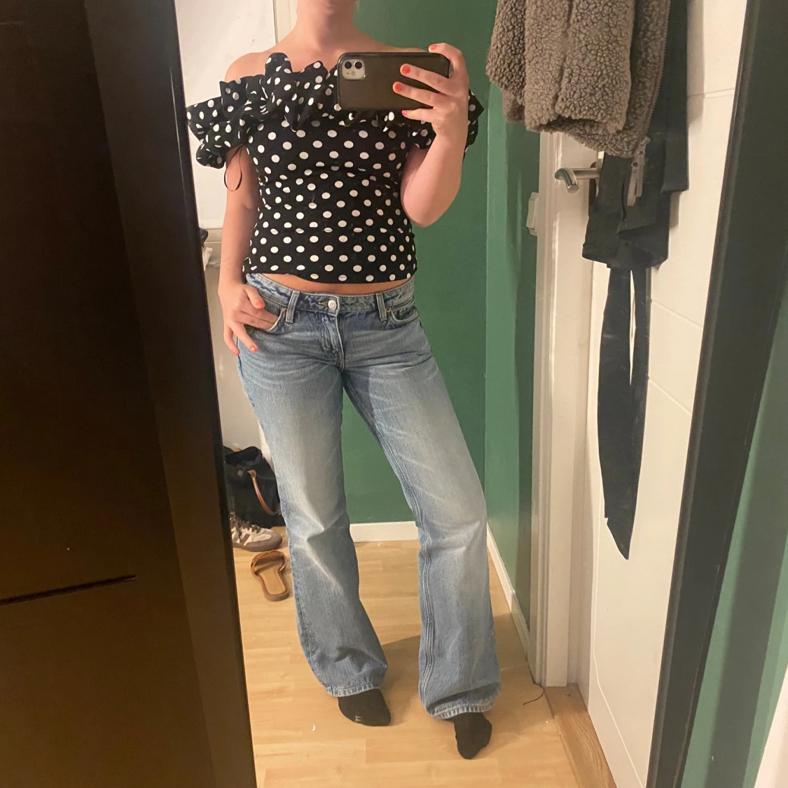 Svart prickig offshoulder topp