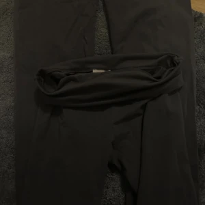 Yoga leggings med hög midja -  leggings med bred, hög midja som sitter skönt och ger en snygg siluett. Perfekta att matcha med oversized tröjor eller hoodies. Mjukt och stretchigt material för maximal komfort.