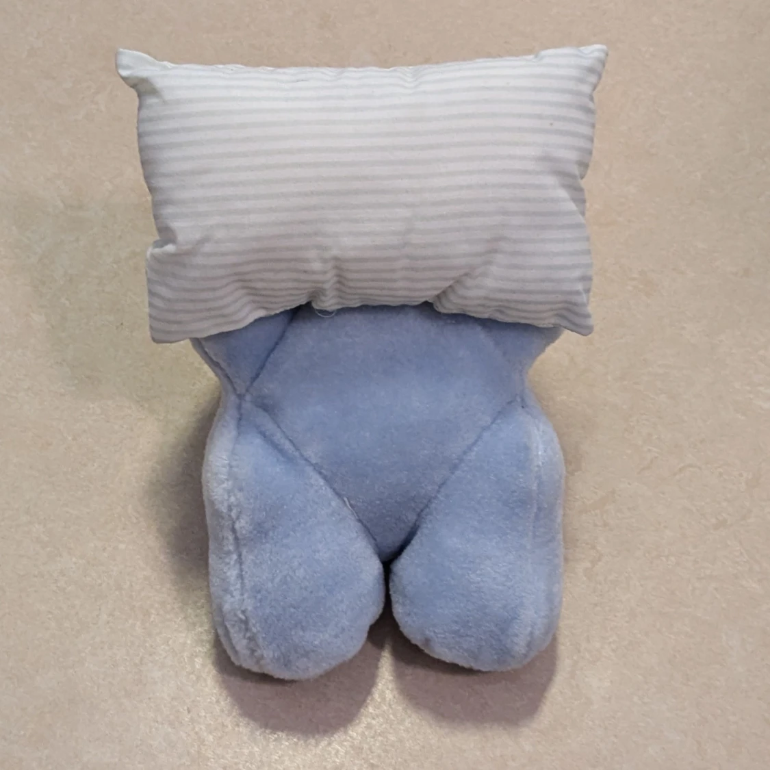 Söt björn liggande på en kudde - 3