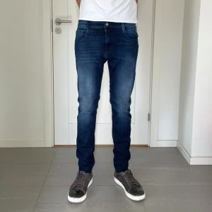 Replay Anbass jeans - Säljer nu dessa Replay Anbass jeans, W32 o L32, skriv för fler bilder/frågor🙌🏼