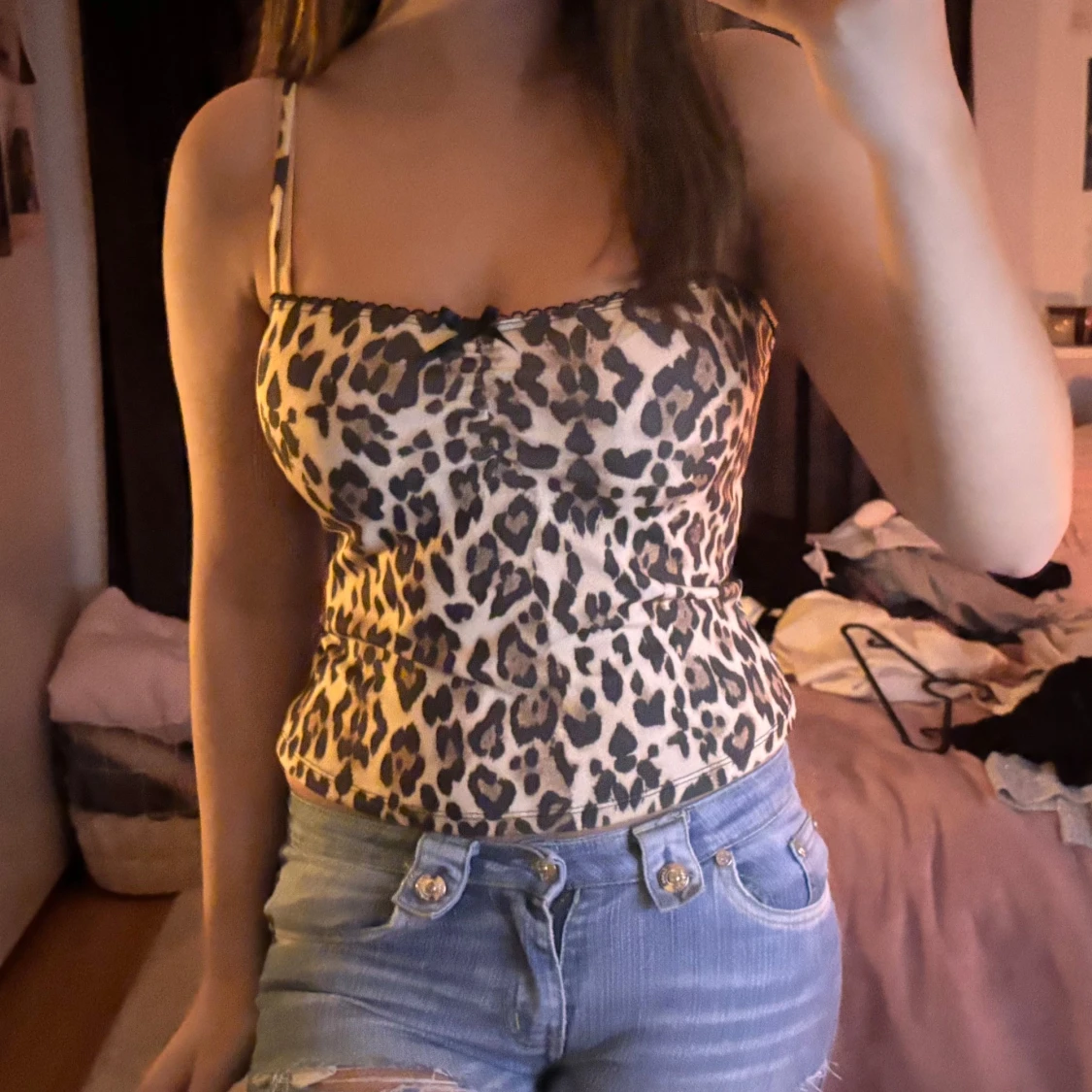 Leopardmönstrad linnetopp med rosett - 1