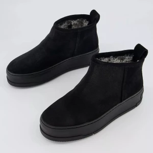 Vagabond Judy boots - stl 38 - Säljer ett par Vagabond Judy boots i svart äkta mocka, stl 38. De är varmfodrade med mjukt fuskpälsfoder. Har platå på ca 3,5 cm och är varsamt använda så de är fortfarande i fint skick. Perfekta höstskor! 