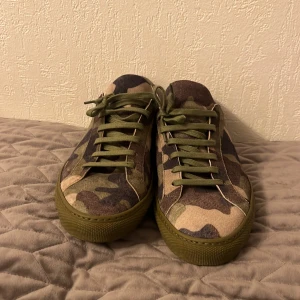 Made in Italy skor - Säljer dessa feta Made in Italy for Thomas skor. De är ett mycket sällsynt märke då de är limited edition och bara säljs i Halmstad På Thomas.      Ny pris 2800 då de är handgjorda i Italian av italienska tyger. Hör av vid minsta funderingar.