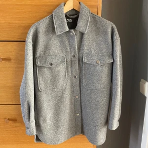 Grå kappa - Grå kappa från Zara i strl XS. Knappt använd så i nytt skick. Modellen är större i storleken