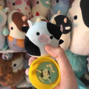 Squishmallows kossa kapsel  - Svart / blå 