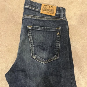 Replay jeans - Tjena! Säljer dessa blåa replay jeans som är i barnstorlek 158. Modellen är thad. Hör av dig vid frågor😀