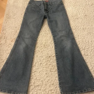 Lpgmdijadd blå bootcut jeans - Säljer ett par blå bootcut jeans från  VIPAS med snygg tvätt och breda ben. Midjemått : 42cm innerbenslängd: 82 cm midjehöjd : 24cm 