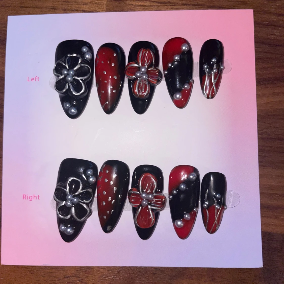 S - Svarta och röda press ons med pärlor