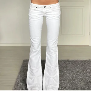 Wrangler jeans - Midjemått: 40cm rakt över, innerbenslängd: 82cm 💕