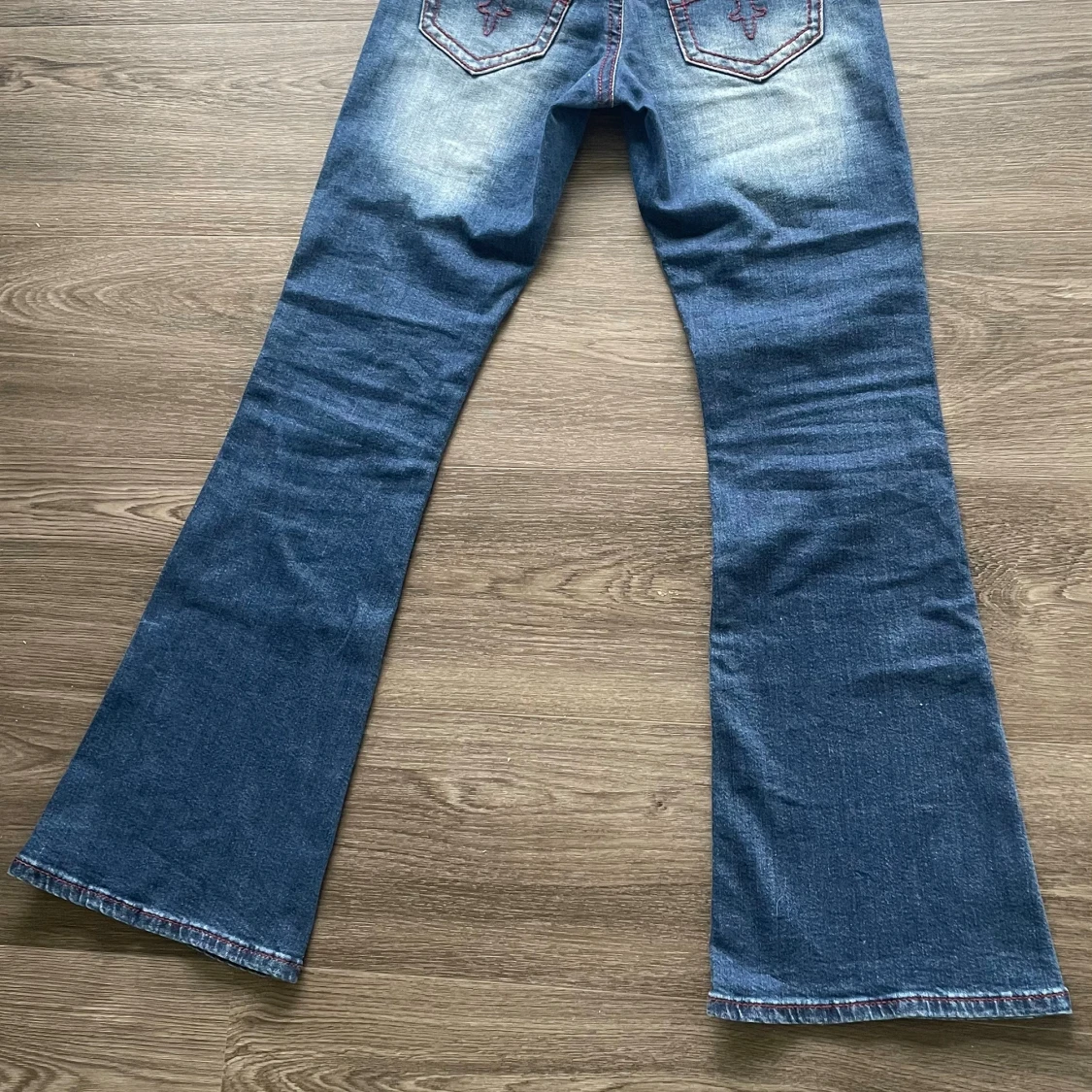 Blå bootcut jeans med röda sömmar - 1