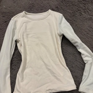 Vit tröja - Verkligen såå skön tröja. Den är perfekt nu för vintern eftersom den är så varm. Det enda är att ärmarna har typ blivit missfärgade. Se bild 4. Lappen är borta men skulle nog säga stlS