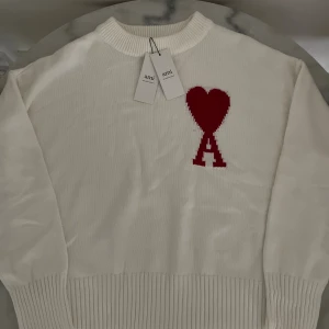 Vit stickad tröja från Ami Paris - Vit stickad tröja från Ami Paris i storlek XS/S Helt ny