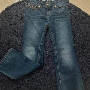 Lågmidjade vintage jeans  - Säljer dessa väldigt snygga jeans som jag aldrig använt i strl 38/M men känns mer som L. Midjemåttet är 85cm❣️❣️
