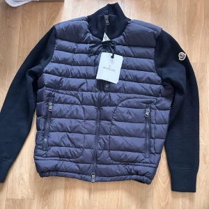  Moncler cardigan  - Jag säljer min Moncler cardigan som är helt ny. Om du har några frågor så hör av dig 