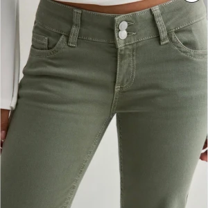 Olivgröna bootcut jeans  - Snygga olivgröna bootcut jeans ifrån Nelly i storlek 36 💞Skriv för egna bilder!!