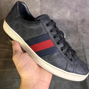 Gucci ace monogram sneaker - Mycket fint skick | Size 8 passar 42 | fraktar spårbart inom 24 timmar |  för att köpa klicka ” köp nu” | vid frågor skriv ett meddelande |