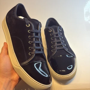 Lanvin Skor - | Lanvin Cap Toe navy | Uk11 motsvarar 45 | Skick 9/10(använda 5 gånger | Limiterat antal dustbags finns |Nypris 5299kr Mitt pris 3099kr
