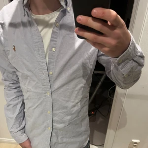 Ralphlaurent skjorta - Ljusblå slimfit Ralphlaurentskjorta i fint skick, storlek s
