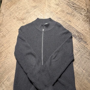 Svart stickad kofta från John Henric - Säljer denna exklusiva tröja från John Henric i kashmirblandning! Otroligt mjuk och bekväm med en lyxig känsla – perfekt för både vardag och mer dressade tillfällen.  Storlek M, normal passform. Skicket är 9/10, väl omhändertagen och redo för en ny ägare. Nypris: 1999