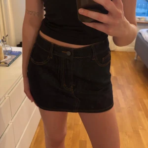 Mörkblå jeanskjol från Cider - Säljer en snygg mörkblå jeanskjol från Cider med klassiska fickor fram och bak samt tydliga kontrastsömmar. Kjolen har en kort passform❤️ skriv vid frågor🥰