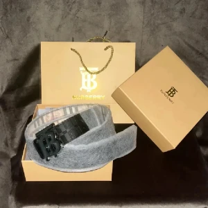 Burberry vändbart bälte - Svart burberry bälte går att vända på de och på spännet om du hellre vill rocka den begie färgen helt nytt allt på bilden följer med