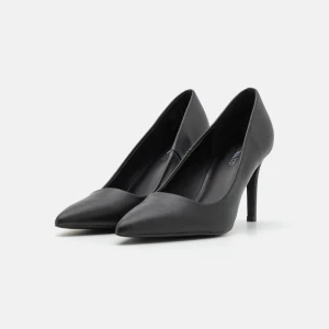 Svarta klackar - Klassiska svarta pumps från Even&Odd med spetsig tå och hög klack. De är köpta på Zalando och de är aldrig använda, endast provade. Säljer då dem inte kommer till användning💕