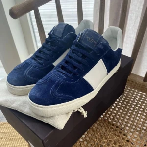 Valentino Garavani blå sneakers - Valentino flycrews u navy blue. Skorna är sparsamt använda och är perfekt nu till vintern. Pris kan diskuteras!! Hör av er vin funderingar! Skor, box och extrasnören samt en dustbag medföljer👍