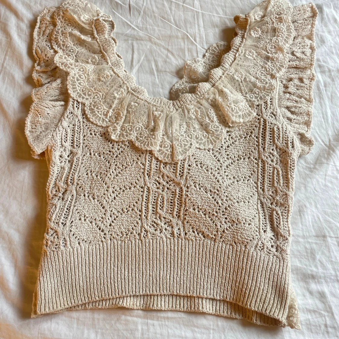 Beige spetsblus med volang - 3