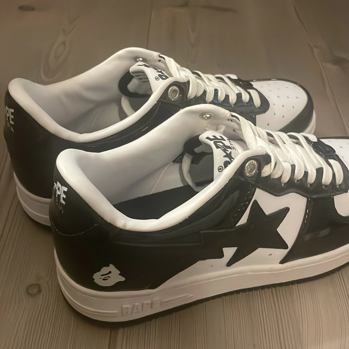 Svarta och vita Bape Sta sneakers - 1