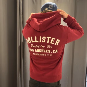Hollister Hoodie - Tja, säljer en Hollister Hoodie. Storlek M. Skick 9/10. Nypris 1300, mitt pris 449. Hör av dig vid frågor o funderingar!