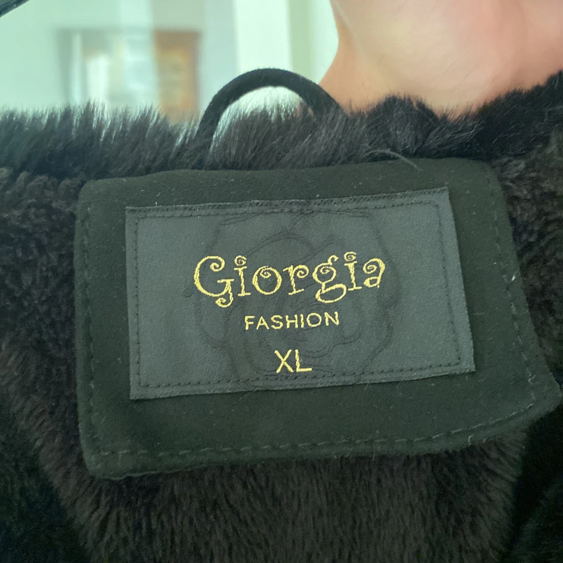 Svart pälsjacka från Giorgia Fashion  - 2