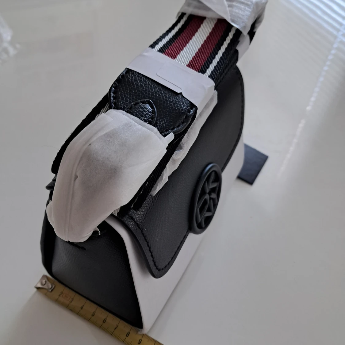 Svartvit axelväska från DKNY - 1