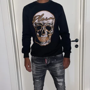 Philipp Plein tröja strl M - Helt ny. Fin replika med grym kvalitet. Modellen är 175cm väger 67kg. Pris: 899kr. Först till kvarn som gäller. Skickas direkt inom 24h
