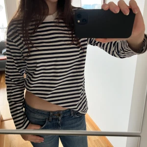 Randig långärmad tröja🍁 - Säljer en klassisk långärmad tröja från Lefties i storlek S. Perfekta tillägget till din höstgarderob!!🍂 Originalpris = 15€ (köpt i spanien). Prisk kan alltid diskuteras 🤗