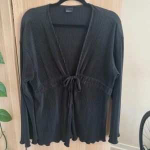 Svart ribbad topp Gina Tricot - Super snygg svart topp! Passar till allt! Knappt använd! Hör gärna av dig om du undrar något och pris kan diskuteras! 🩷