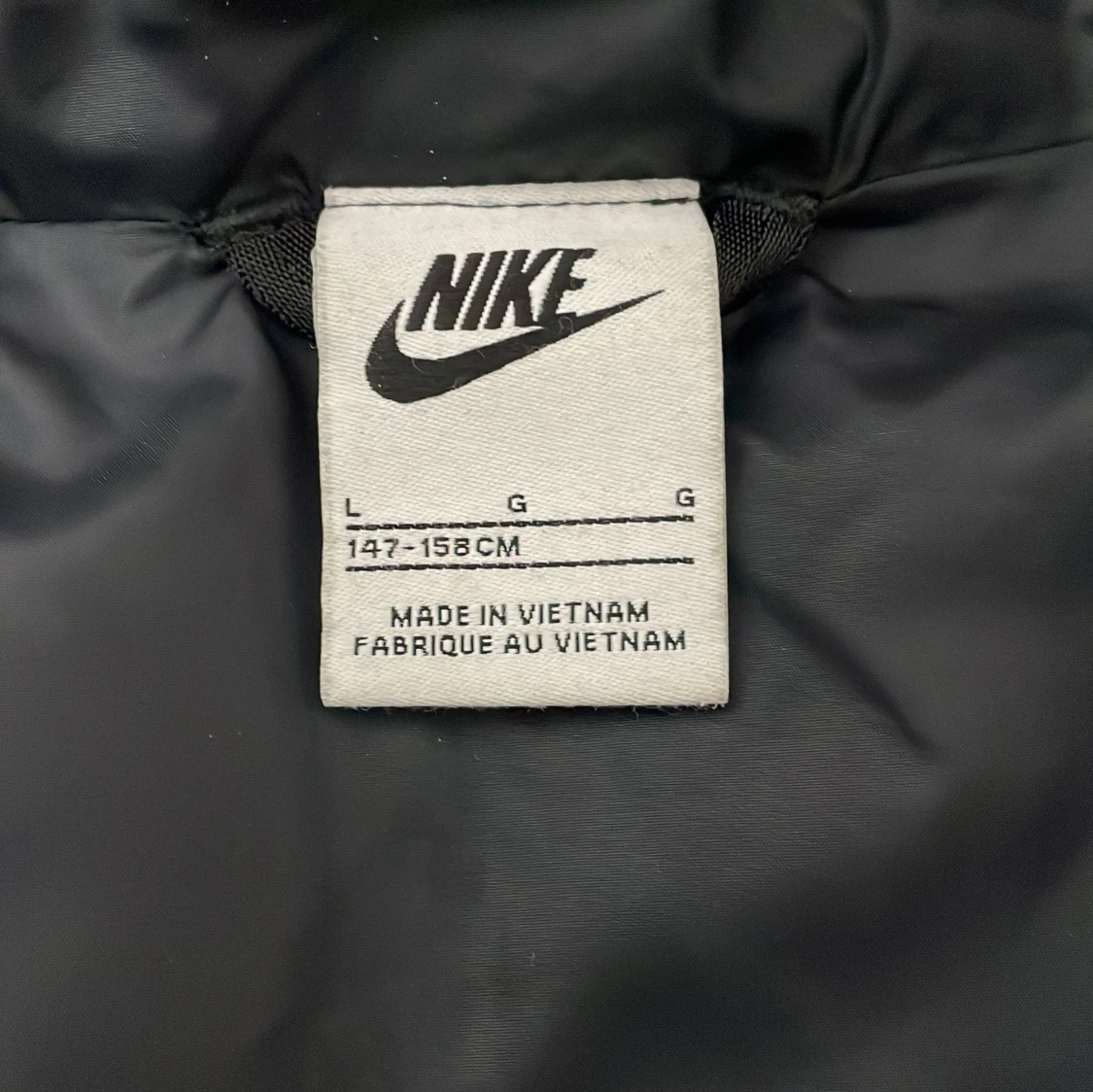 Svart och grå pufferjacka från Nike - 2