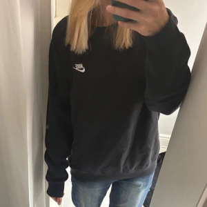 Svart Nike sweatshirt/crewneck - Är nog en herr modell men fungerar för både killar och tjejer! Storlek M. Bra skick säljer då den inte används längre.💞