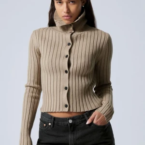 figursydd kofta - snygg kofta med knäppning från Weekday i storlek s. nypris 500 kr. använd ”köp nu”. 5/10-2025