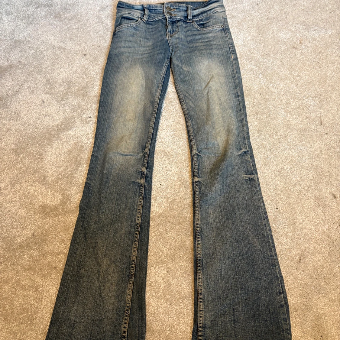 Blå bootcut jeans från Bershka