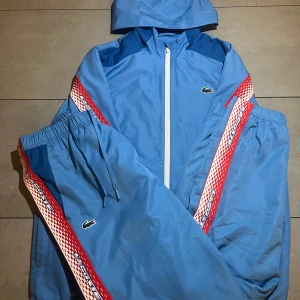 Lacoste tracksuit  - Riktigt fett dress som har gett mig fullt med komplimanger och den är perfekt för dig som gillar den  franska stilen.