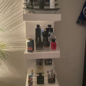 trendiga herrparfymer BYTE OCH SÄLJER - Valentino, YSL, Jean Paul Gaultier, Ralph Lauren, Burberry, Prada, Hugo Boss, Creed och fler. Perfekt för dig som vill testa olika dofter från kända varumärken och hitta din nya favorit. 🤩 byte helst men kom med pris annars