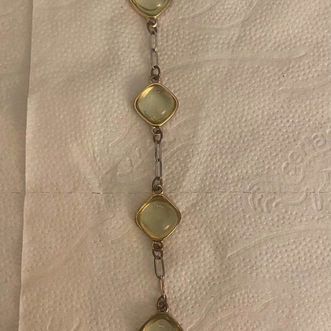 Armband med ljusgröna stenar och guldkant  - 2