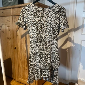 Leopard klänning  - Supergullig leopard klänning med volang nertill. Märket är Nasty Gal 