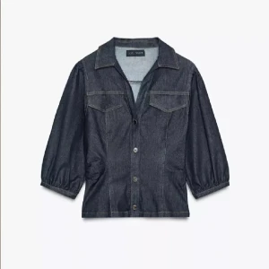 Jeans topp Zara - Jättesnygg och populär jeans topp från Zara. Storlek S. Endast använd en gång!💓