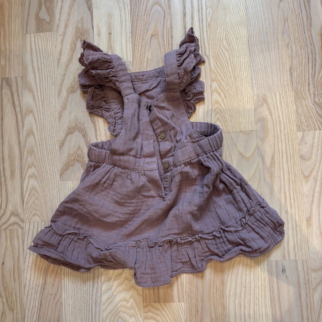 Ljuslila volangklänning från Newbie