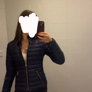 Mörkblå dunjacka från Zara Woman - Pris kan diskuteras💞Snygg mörkblå jacka  från Zara Woman, perfekt nu till hösten. Jackan är nästan aldrig använd så att den är i jättebra skick.💞