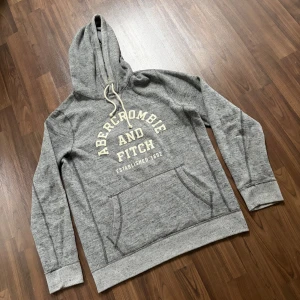 Abercrombie & Fitch Hoodie - Tja! Säljer en as fet a&f hoodie. Otroligt mjukt och  skönt material med bra kvalité. Hör av dig om du har någon fundering!