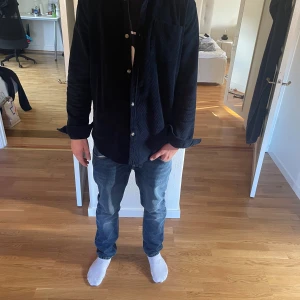 manchester overshirt  - manchesterskjorta. Skjortan har klassisk krage, knäppning framtill och en bröstficka. Långärmad modell med en loose passform, perfekt för en avslappnad stil. Tydlig manchesterstruktur som ger en snygg och trendig look.