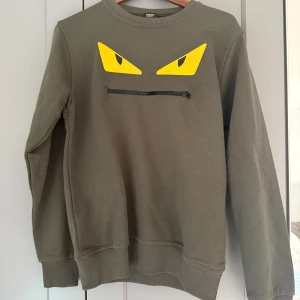 Fenndi - Säljer min fenndi tröja har aldrig använt har pris lappen kvar men tyvärr ej boxen 