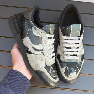 Valentino rockrunners  - Säljer nu dessa sjuukt feta rockrunners! Perfekta vinterskor!  självklart äkta! Size: 39,5 fits 40! Skick: 8/10! Bra skick! Hör av dig vid minsta fundering🙌